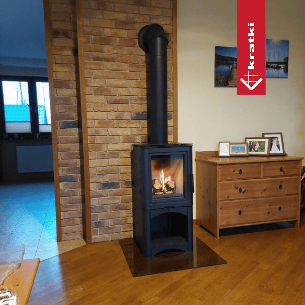 Kaminofen aus Stahl KRATKI K5 Ø 150 7 kW Holzregal schwarz Verkleidung